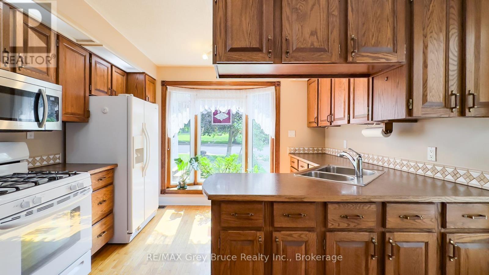 46 Main Street, Arran-Elderslie, Ontario  N0H 2N0 - Photo 12 - X12224441