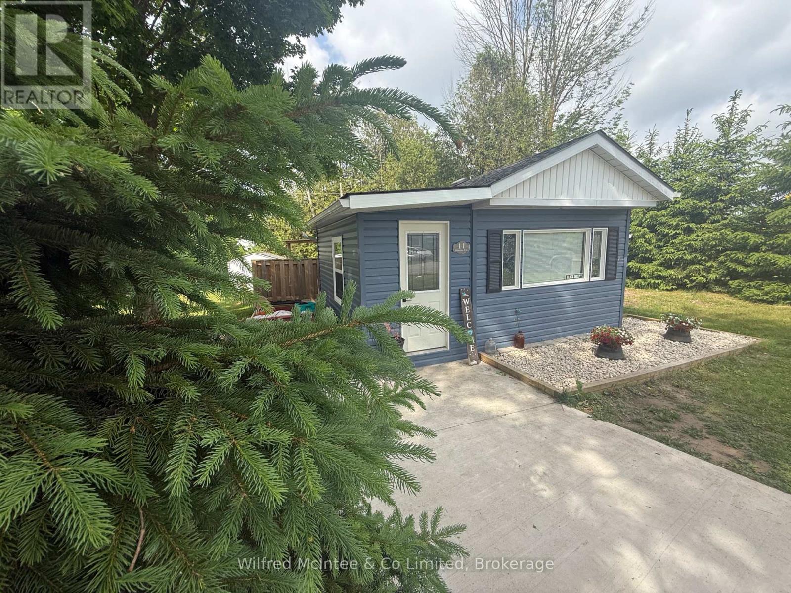 11 Bluejay Court, Brockton, Ontario  N0G 2V0 - Photo 16 - X12224926