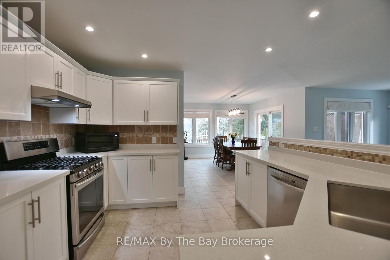 424 Ramblewood Drive, Wasaga Beach, Ontario  L9Z 1P3 - Photo 7 - S12227411