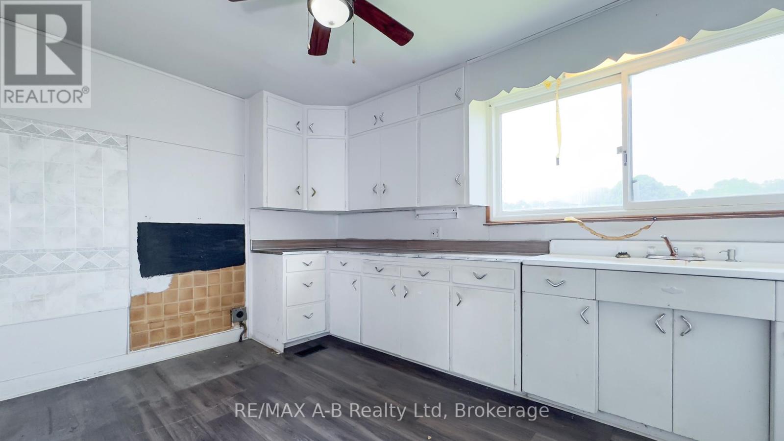 17570 Elginfield Road, Perth South, Ontario  N4X 1C6 - Photo 10 - X12227928