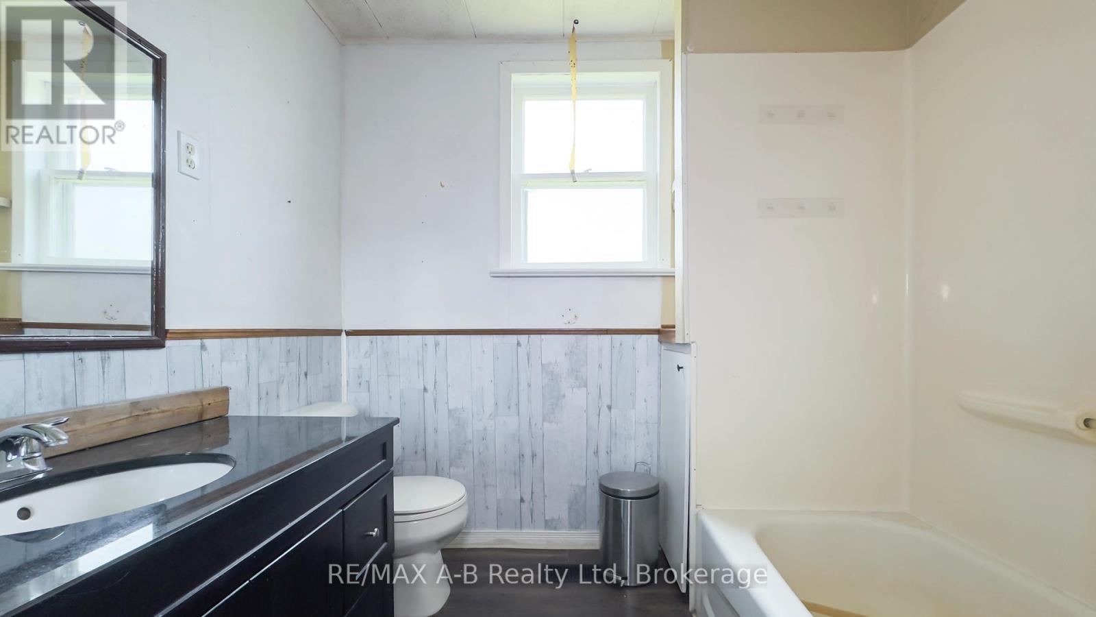 17570 Elginfield Road, Perth South, Ontario  N4X 1C6 - Photo 17 - X12227928