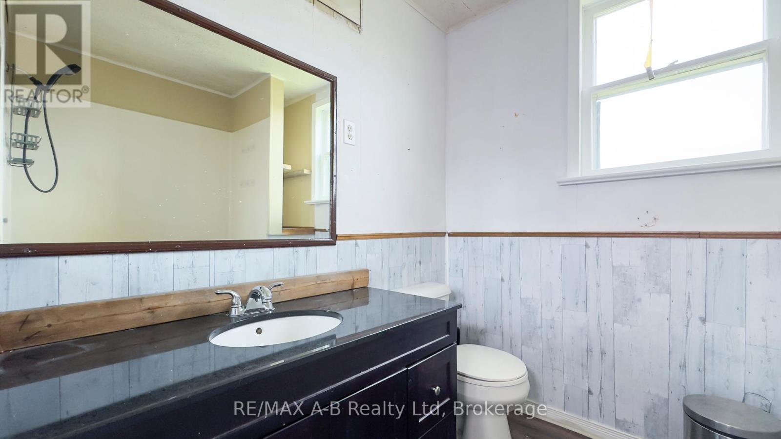 17570 Elginfield Road, Perth South, Ontario  N4X 1C6 - Photo 18 - X12227928