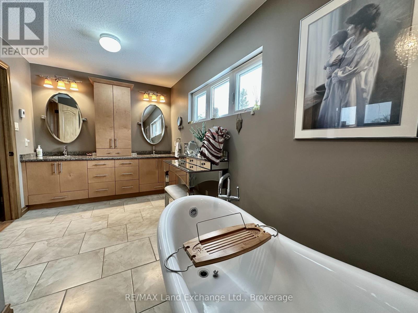203 Campbell Crescent, Kincardine, Ontario  N2Z 1B9 - Photo 13 - X12228048