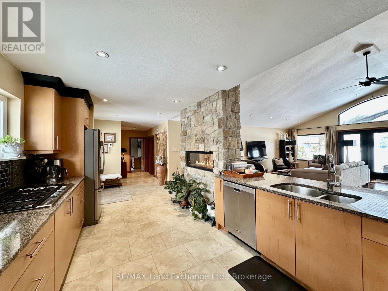 203 Campbell Crescent, Kincardine, Ontario  N2Z 1B9 - Photo 4 - X12228048