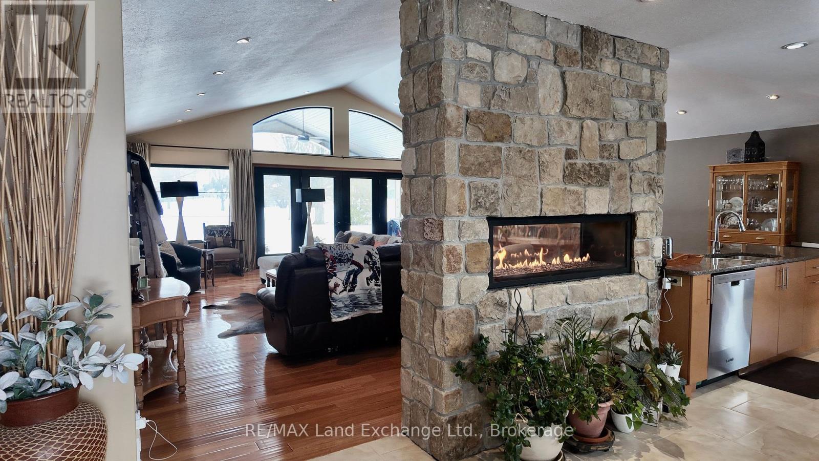 203 Campbell Crescent, Kincardine, Ontario  N2Z 1B9 - Photo 5 - X12228048