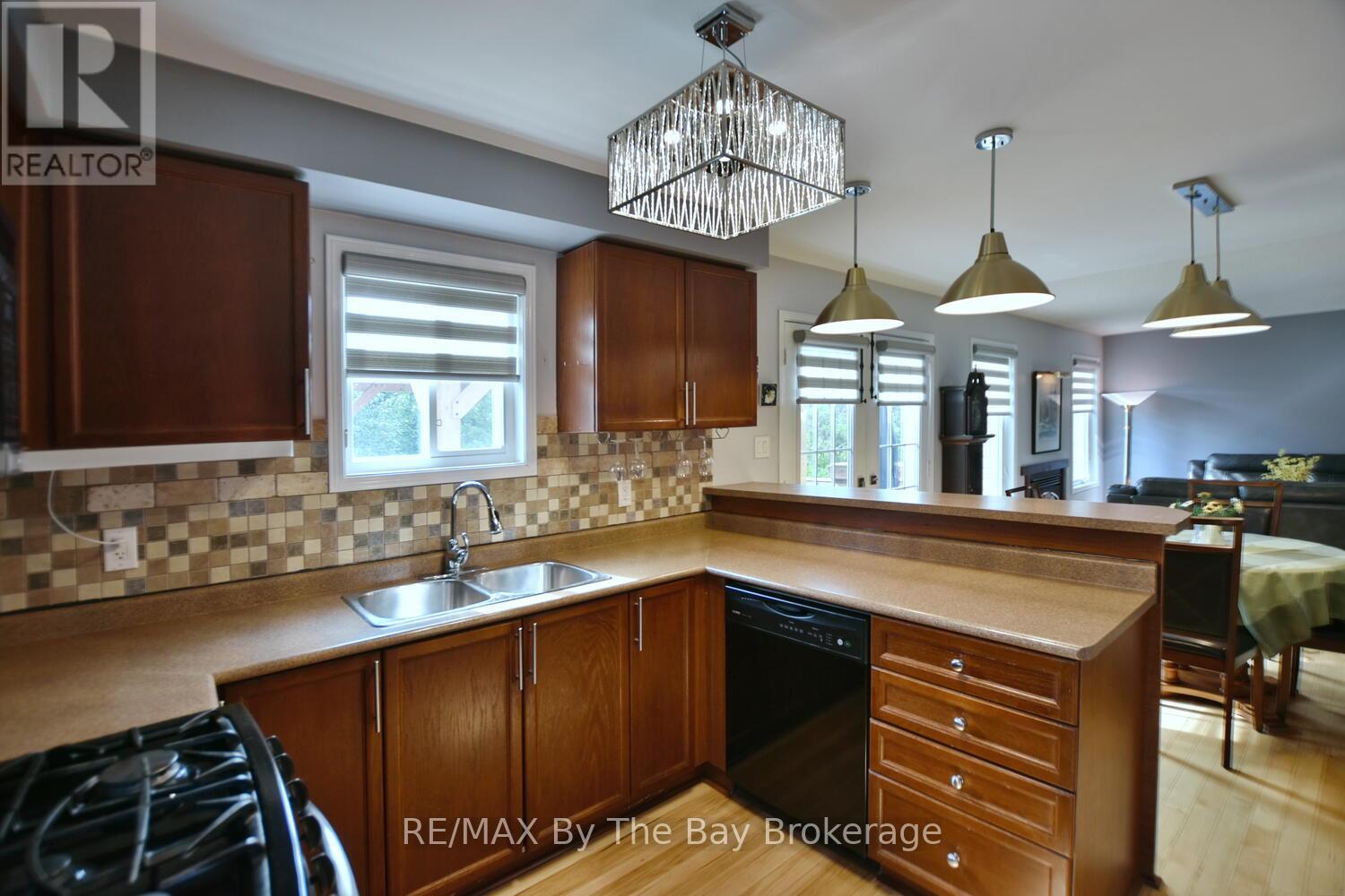 95 Royal Beech Drive, Wasaga Beach, Ontario  L9Z 1M5 - Photo 5 - S12228379