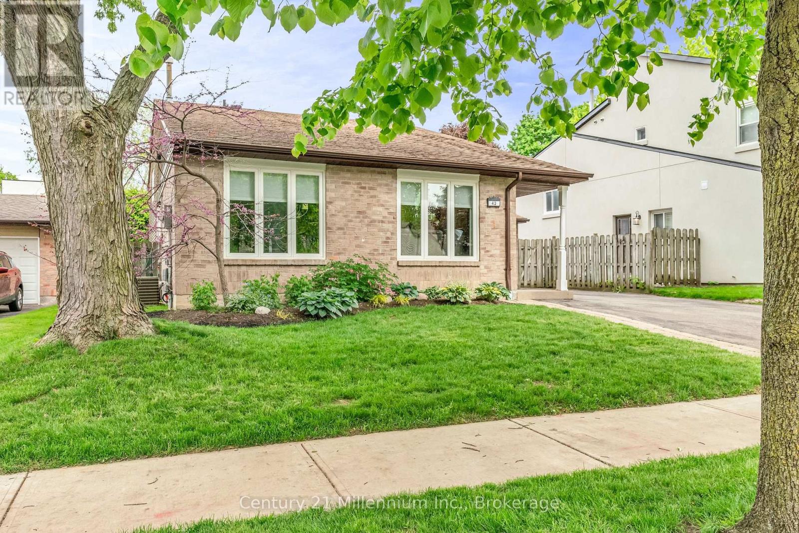 43 Stoddart Drive, Aurora, Ontario  L4G 2G2 - Photo 2 - N12228557