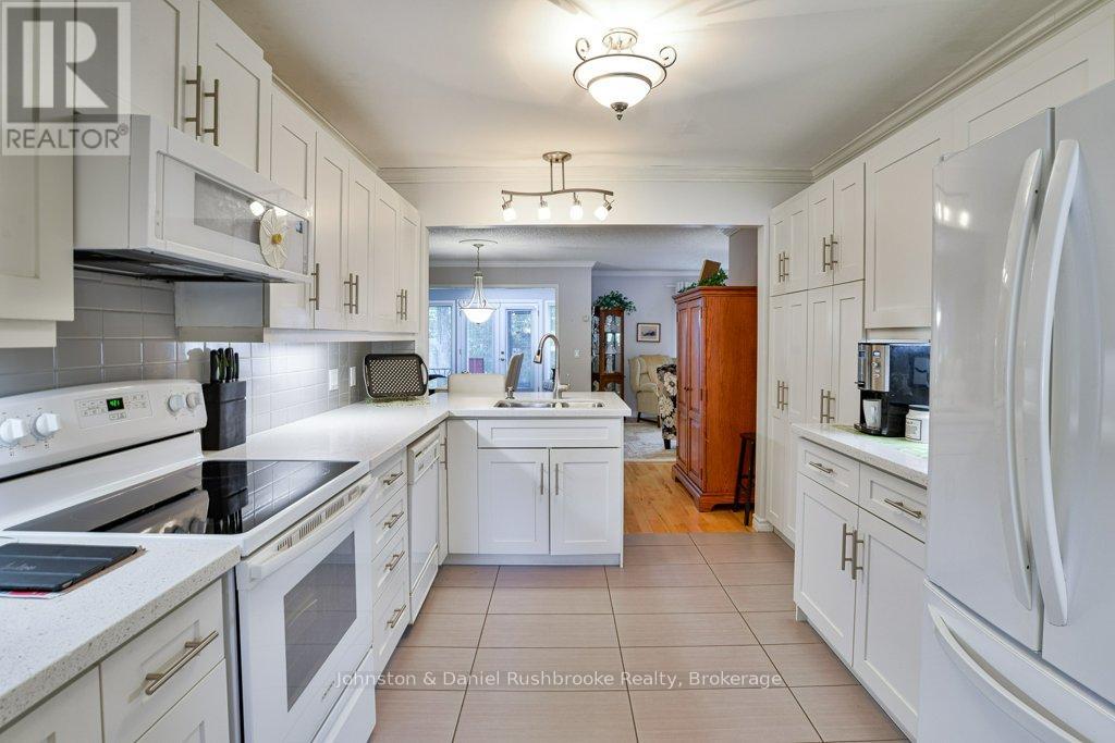 21 Pineridge Gate E, Gravenhurst, Ontario  P1P 1Y4 - Photo 5 - X12228671