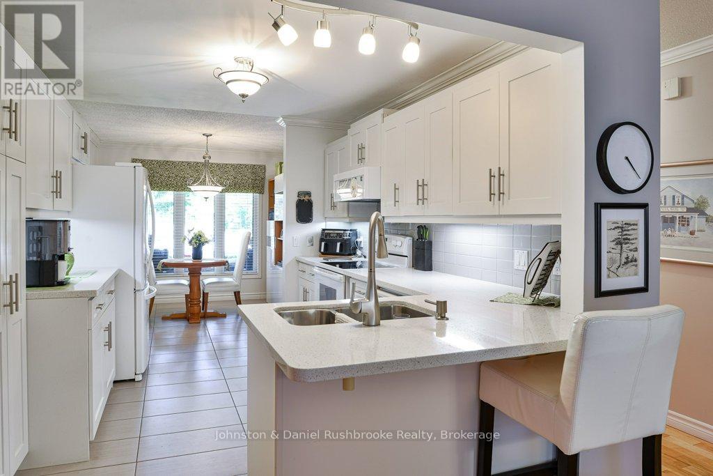 21 Pineridge Gate E, Gravenhurst, Ontario  P1P 1Y4 - Photo 7 - X12228671