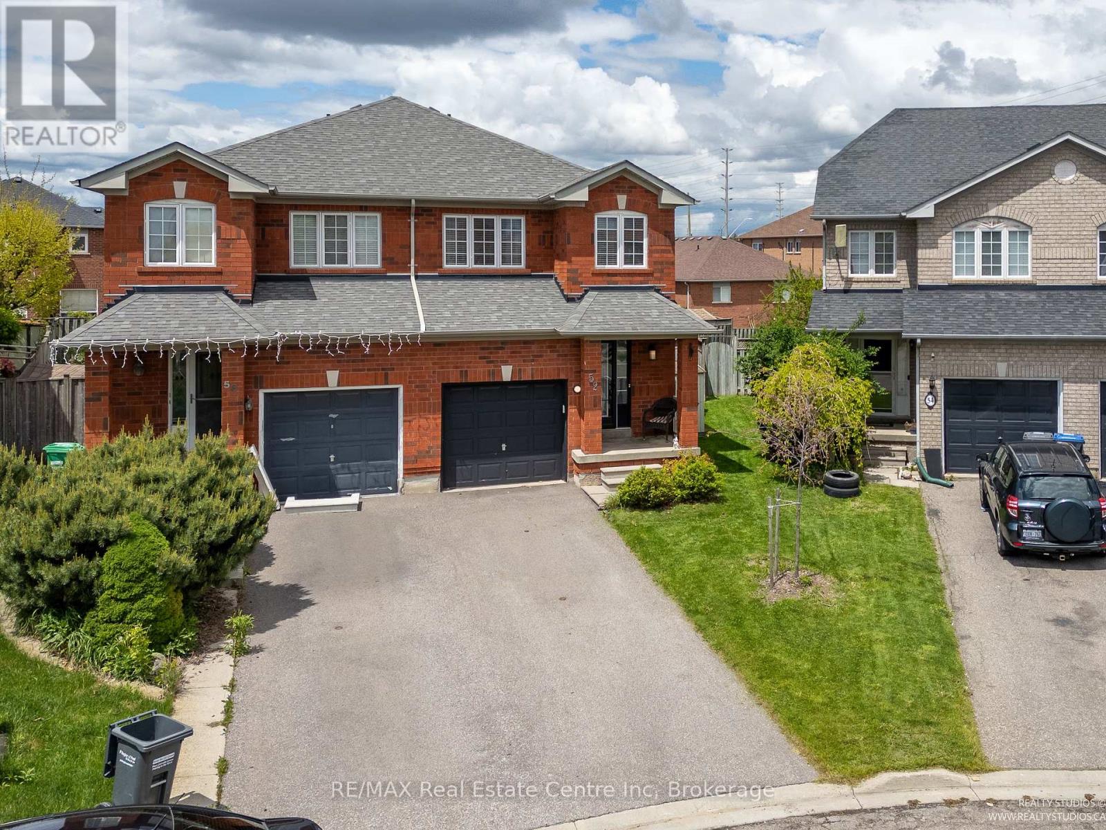 52 Melissa Court, Brampton, Ontario  L6X 4X1 - Photo 3 - W12229605