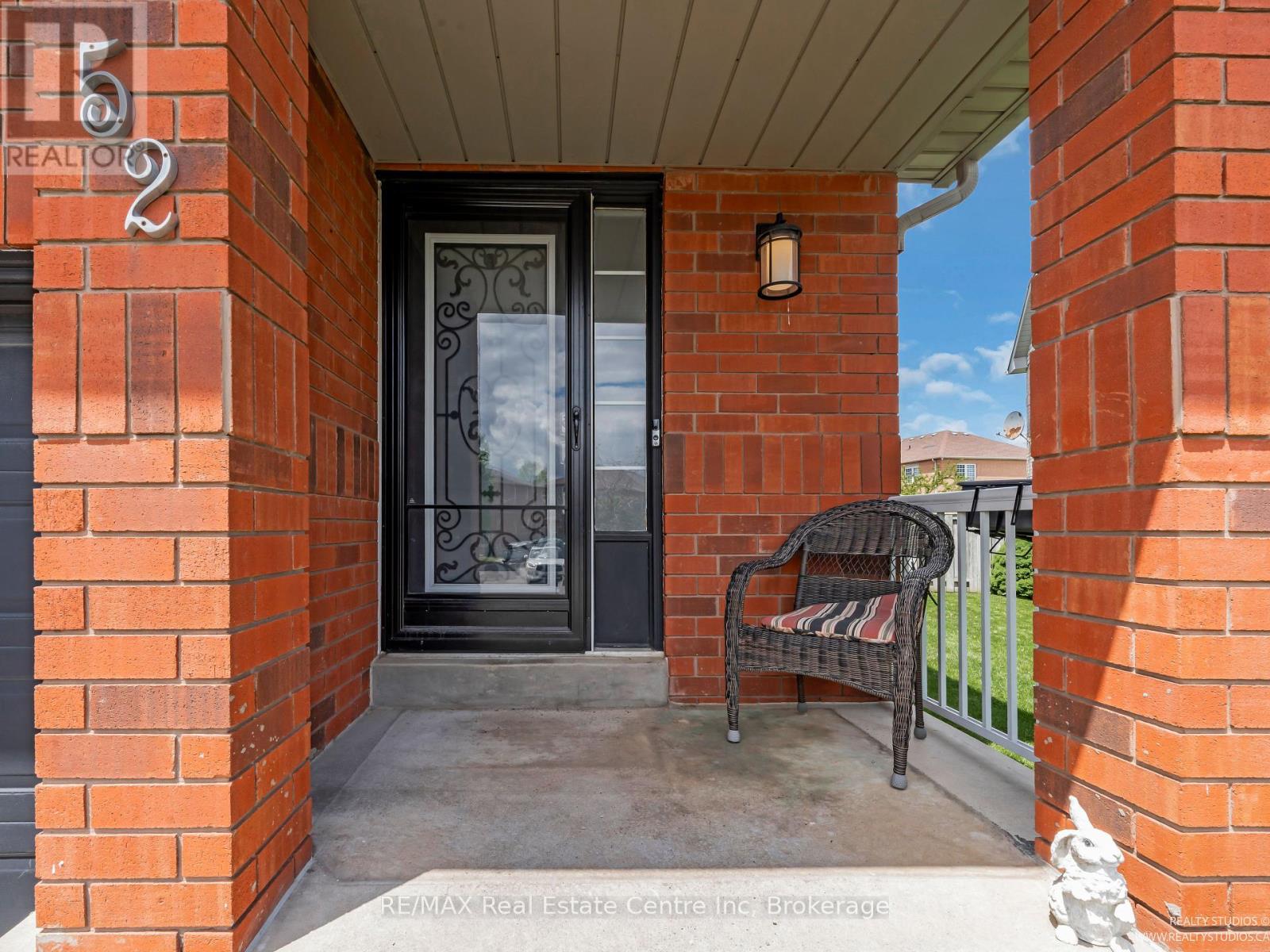 52 Melissa Court, Brampton, Ontario  L6X 4X1 - Photo 4 - W12229605