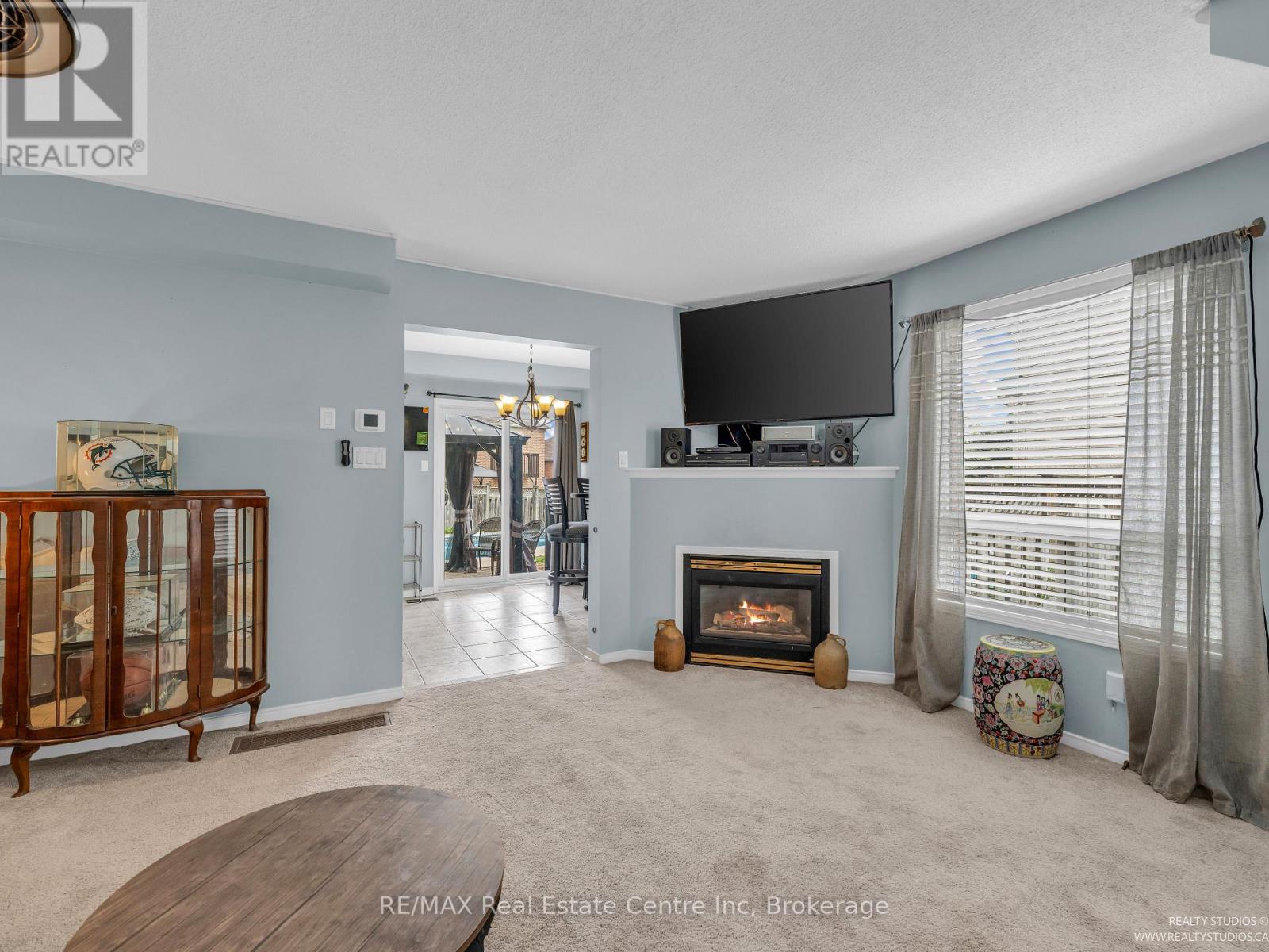 52 Melissa Court, Brampton, Ontario  L6X 4X1 - Photo 8 - W12229605