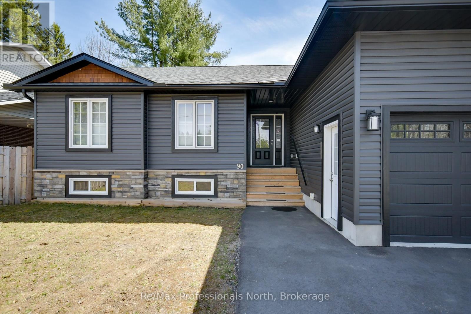 90 Ann Street, Bracebridge, Ontario  P1L 1M1 - Photo 2 - X12231446