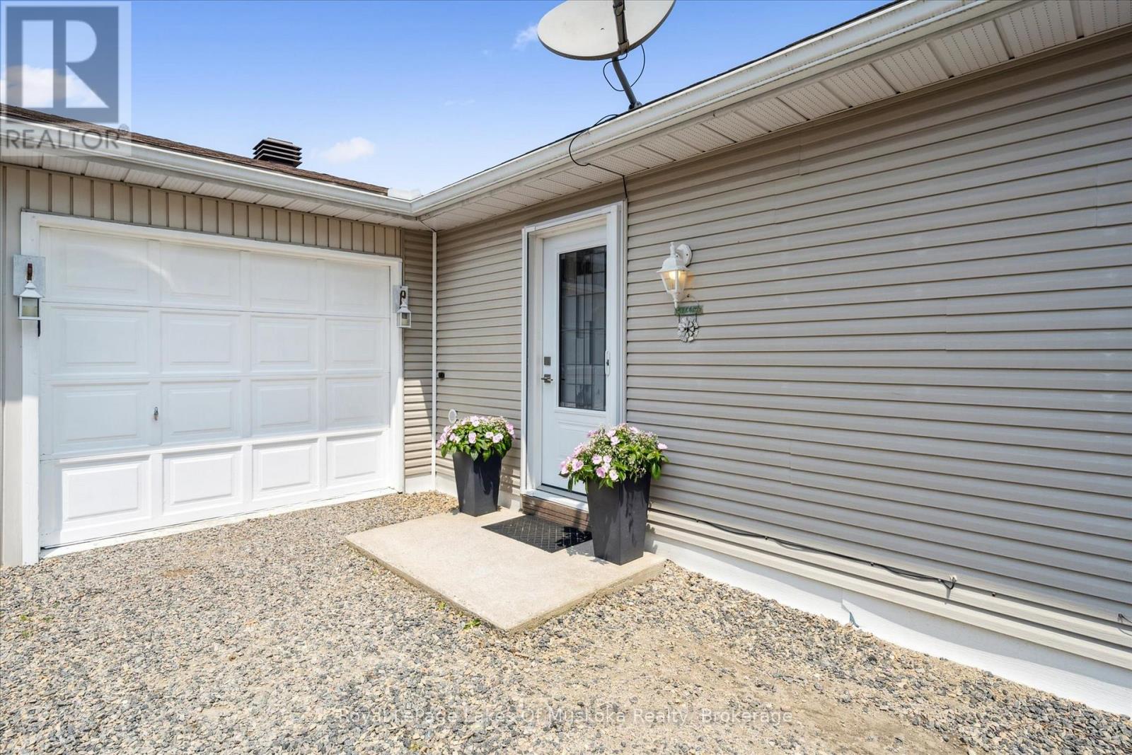 93 Balls Drive, Bracebridge, Ontario  P1L 1Z1 - Photo 3 - X12231589