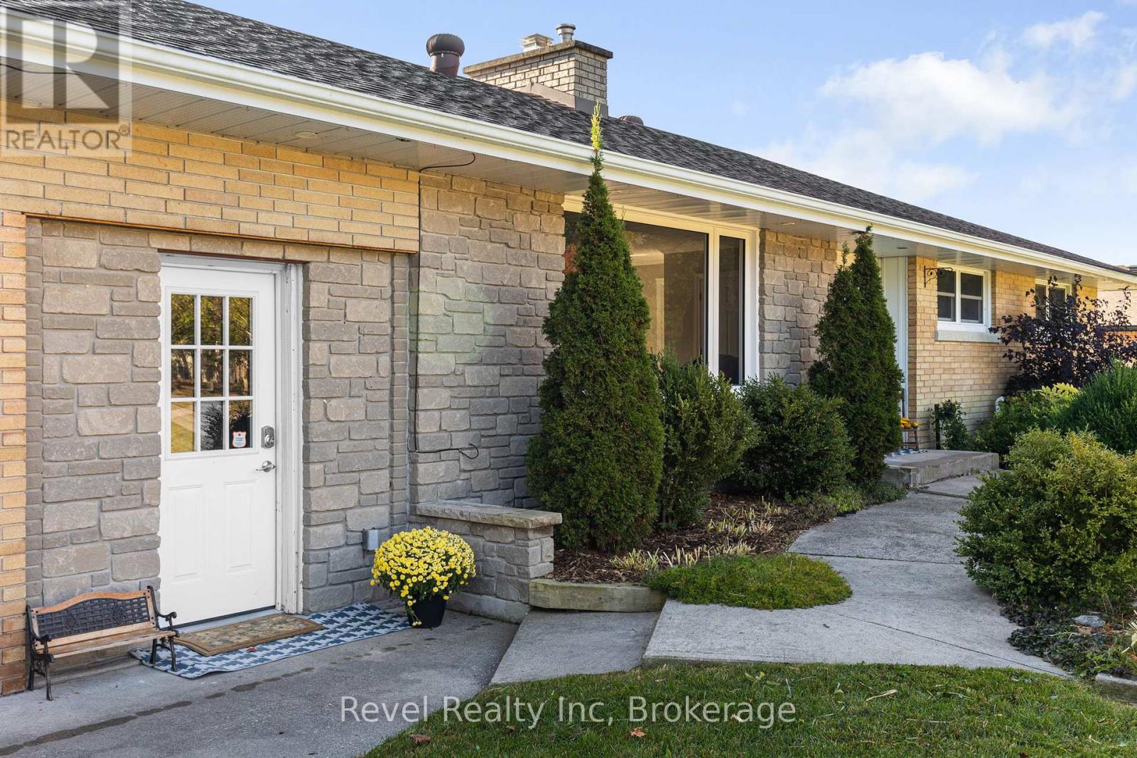 21 John Street, Springwater, Ontario  L0L 1P0 - Photo 3 - S12231893