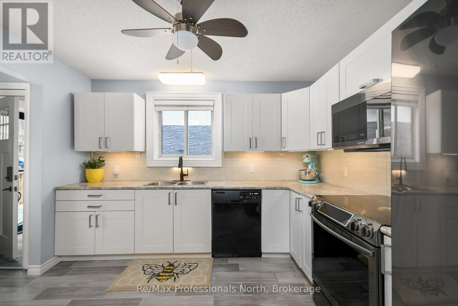 180 Fernwood Drive, Gravenhurst, Ontario  P1P 1P4 - Photo 4 - X12232725