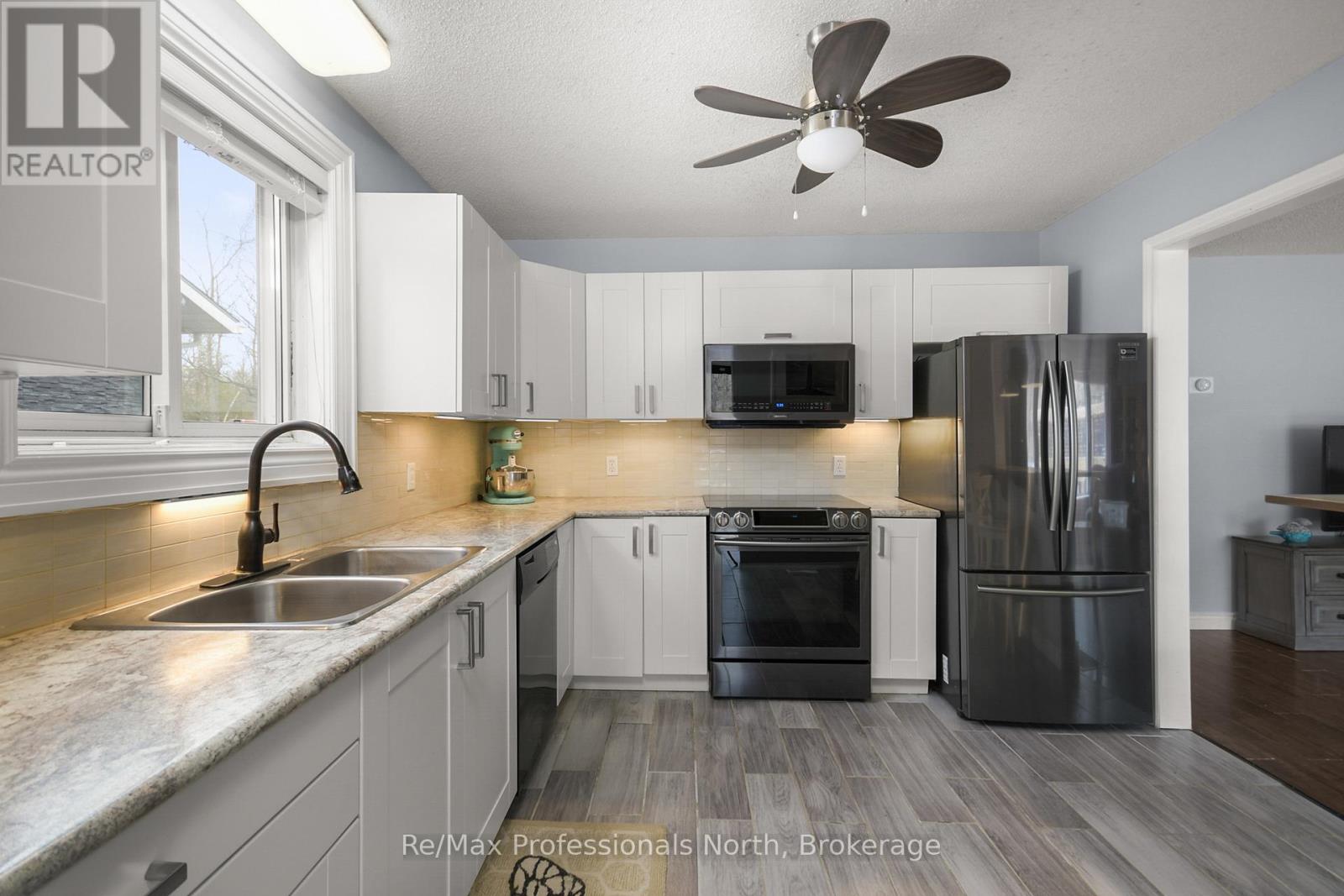 180 Fernwood Drive, Gravenhurst, Ontario  P1P 1P4 - Photo 5 - X12232725