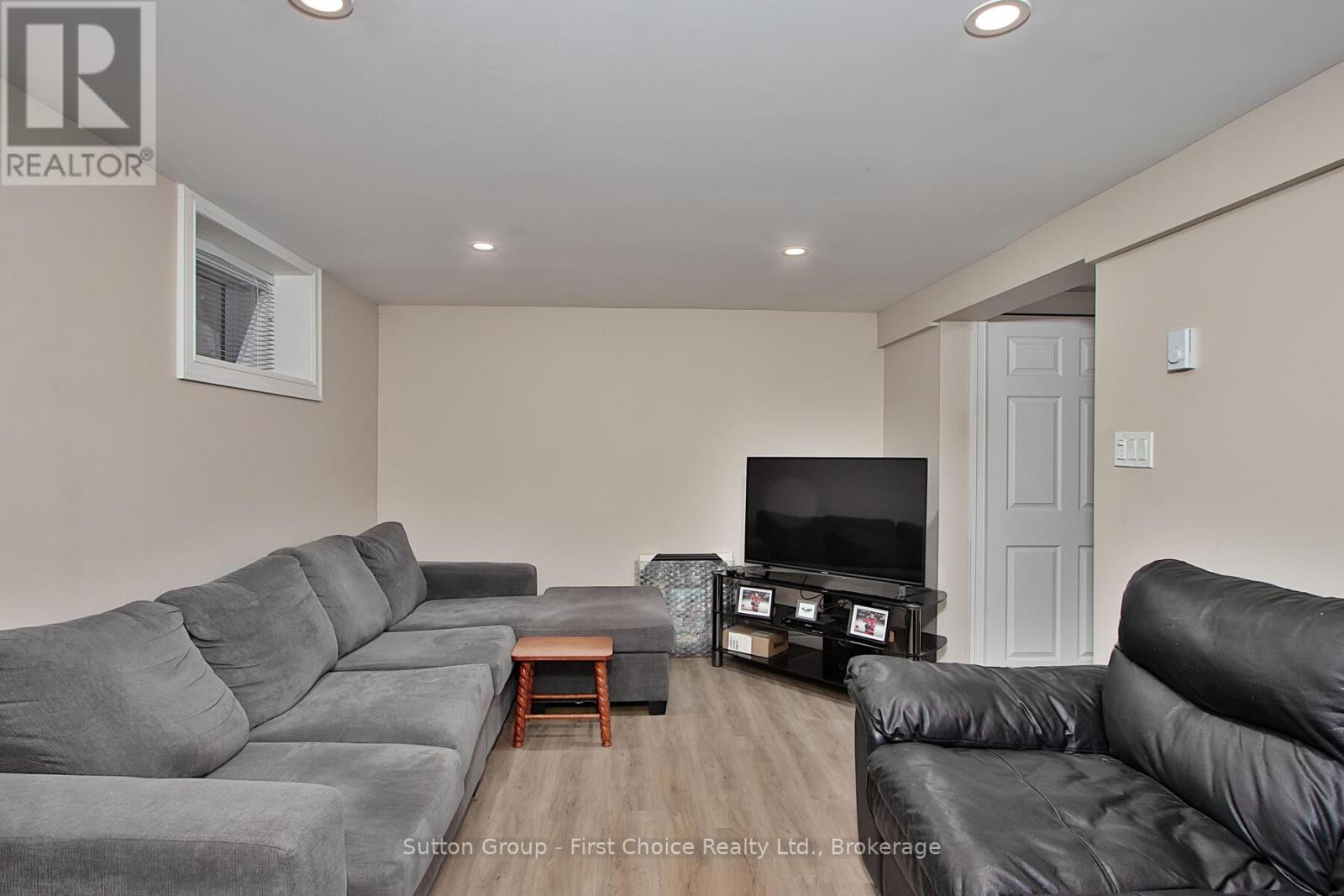 74 Cobourg Street, Stratford, Ontario  N5A 3E6 - Photo 11 - X12232877