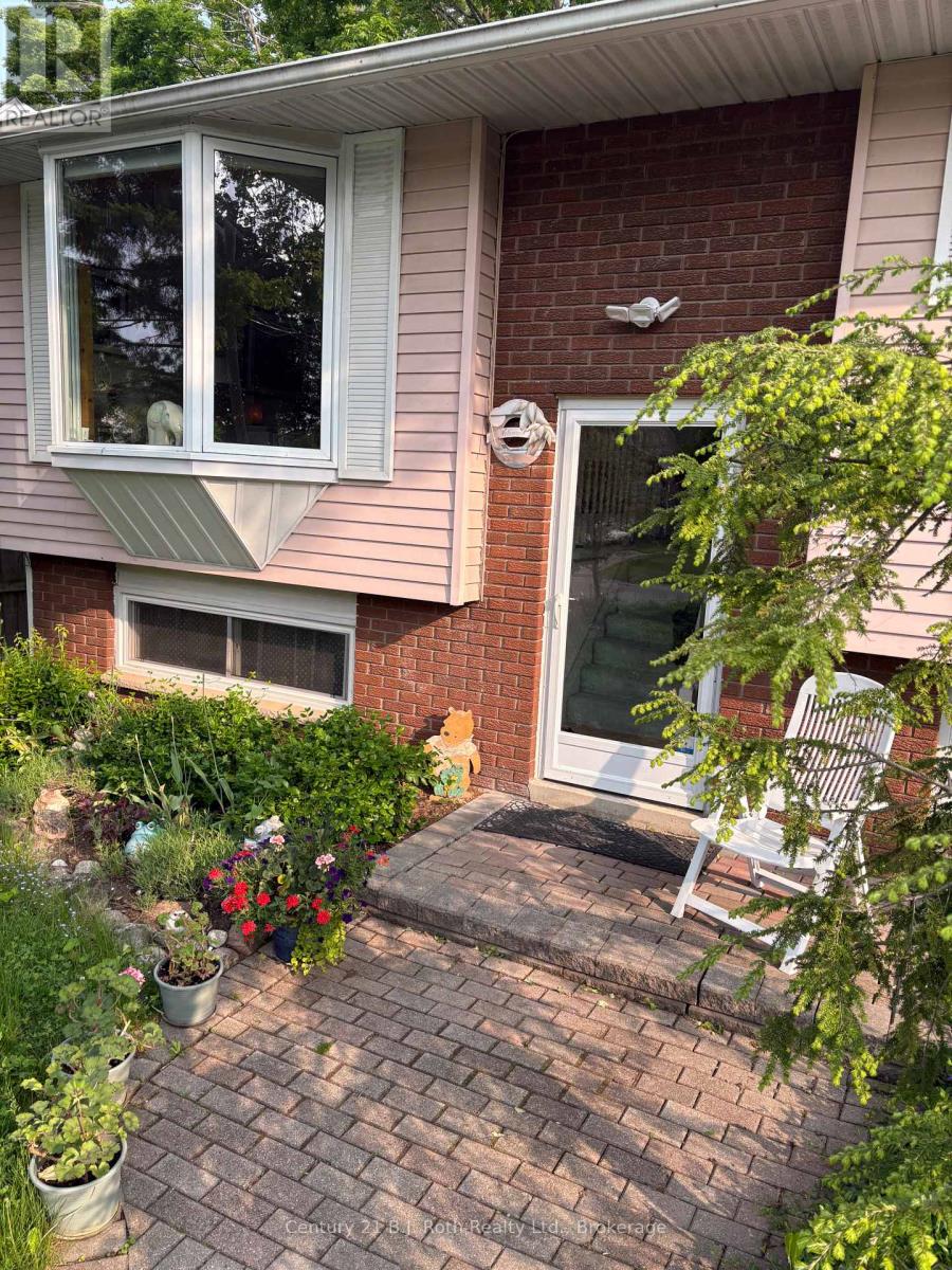 24 Champlain Street, Orillia, Ontario  L3V 2G7 - Photo 2 - S12233089