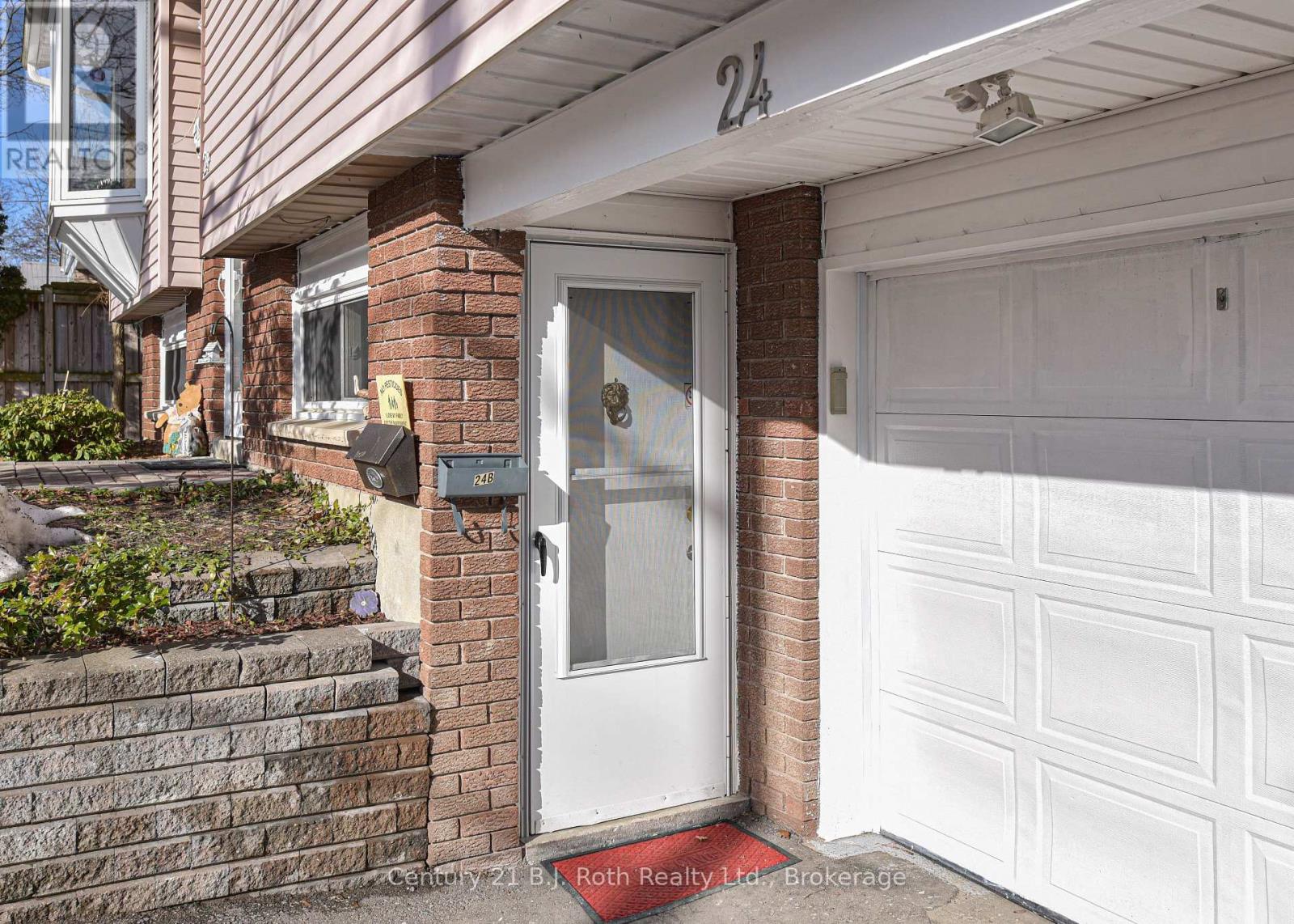 24 Champlain Street, Orillia, Ontario  L3V 2G7 - Photo 6 - S12233089