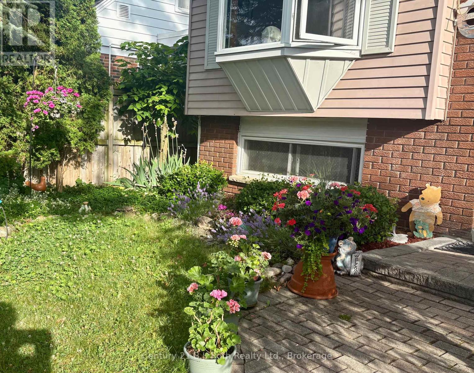 24 Champlain Street, Orillia, Ontario  L3V 2G7 - Photo 8 - S12233089