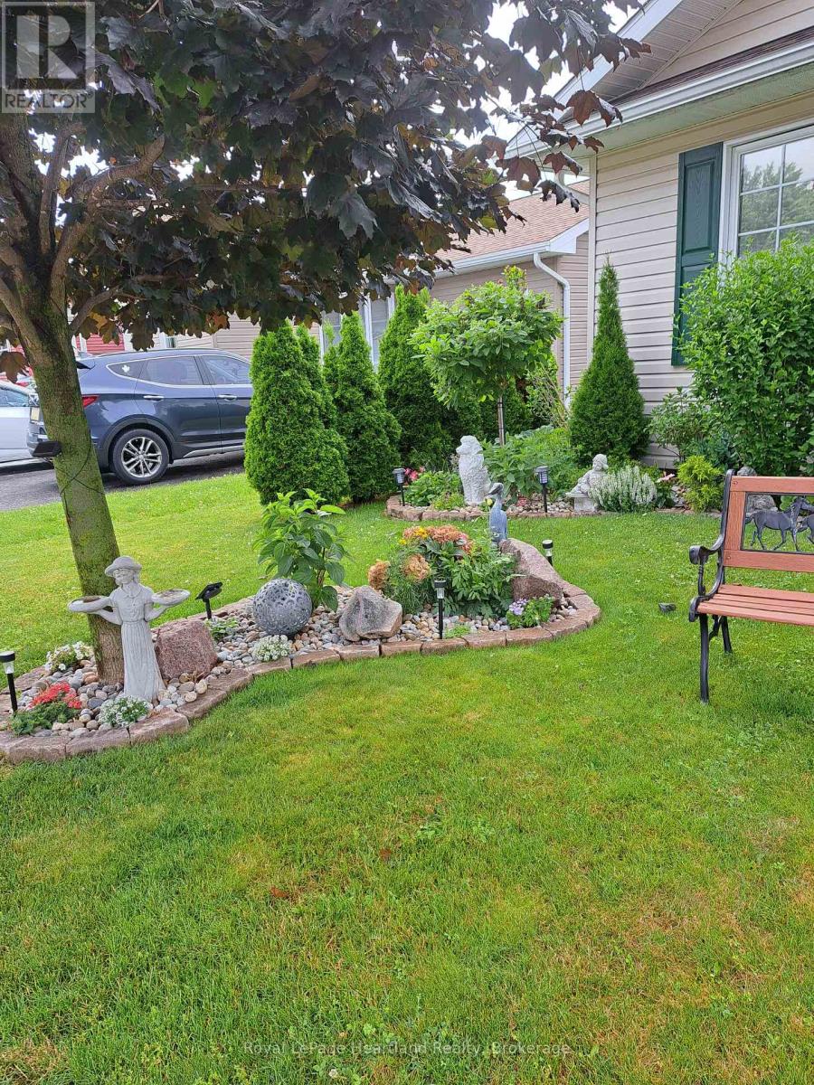 7 Kellestine Drive, Strathroy-Caradoc, Ontario  N7G 0C5 - Photo 2 - X12235214