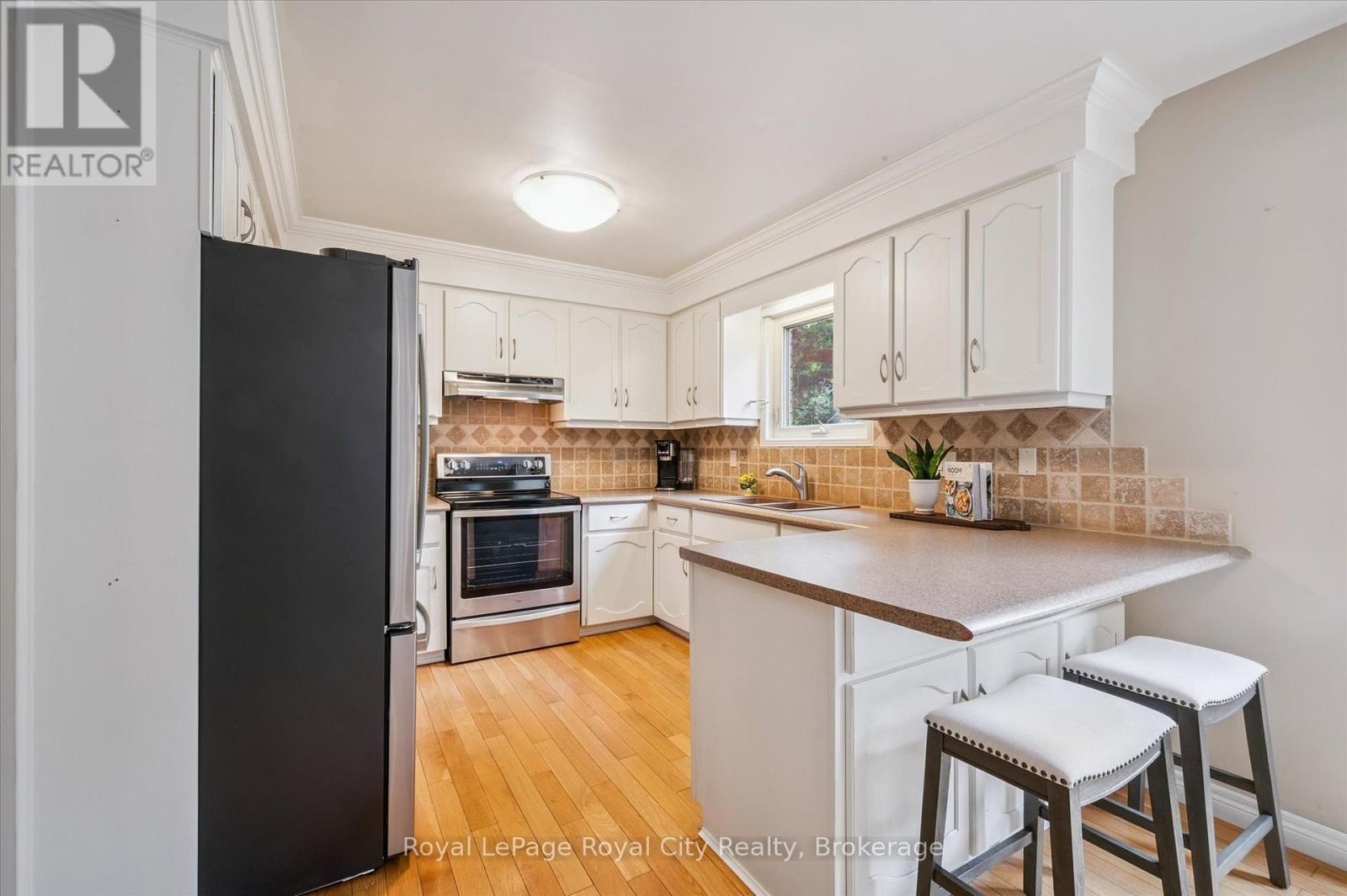 8 Youngman Drive, Guelph, Ontario  N1G 4M2 - Photo 12 - X12235308