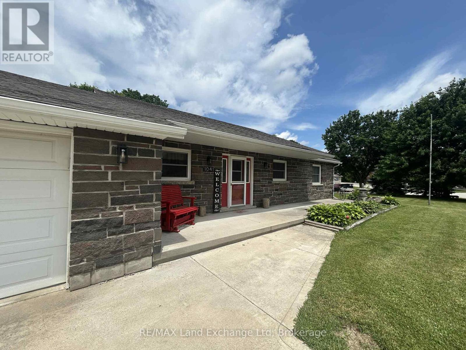 1041 Main Street, Howick, Ontario  N0G 2X0 - Photo 6 - X12236646