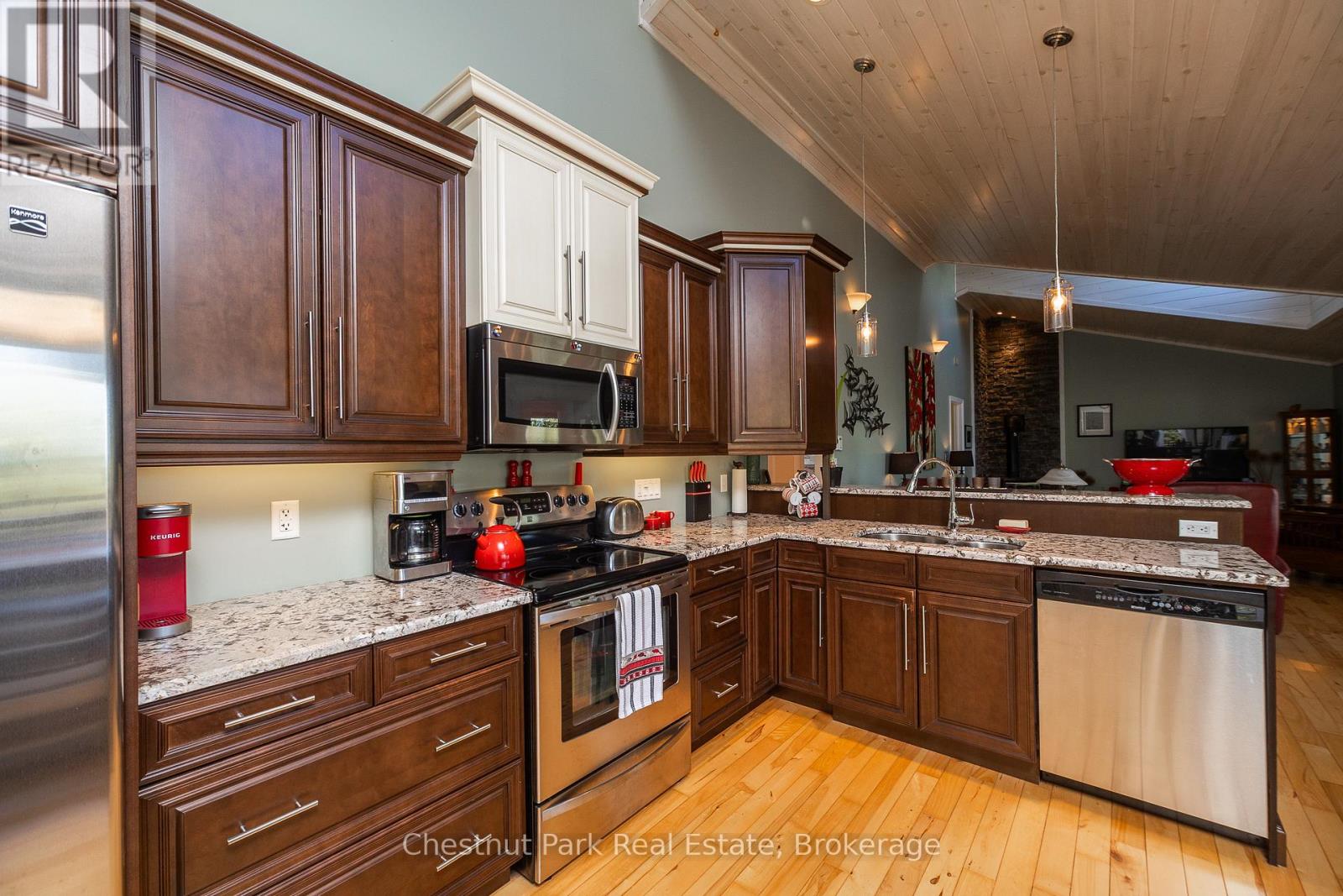 94 Zorra Drive, Northern Bruce Peninsula, Ontario  N0H 2R0 - Photo 17 - X12236962