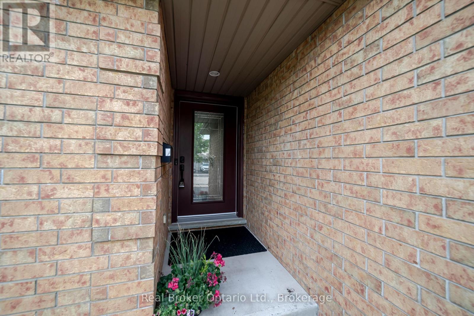 86 Milson Crescent, Guelph, Ontario  N1C 1G6 - Photo 4 - X12237958