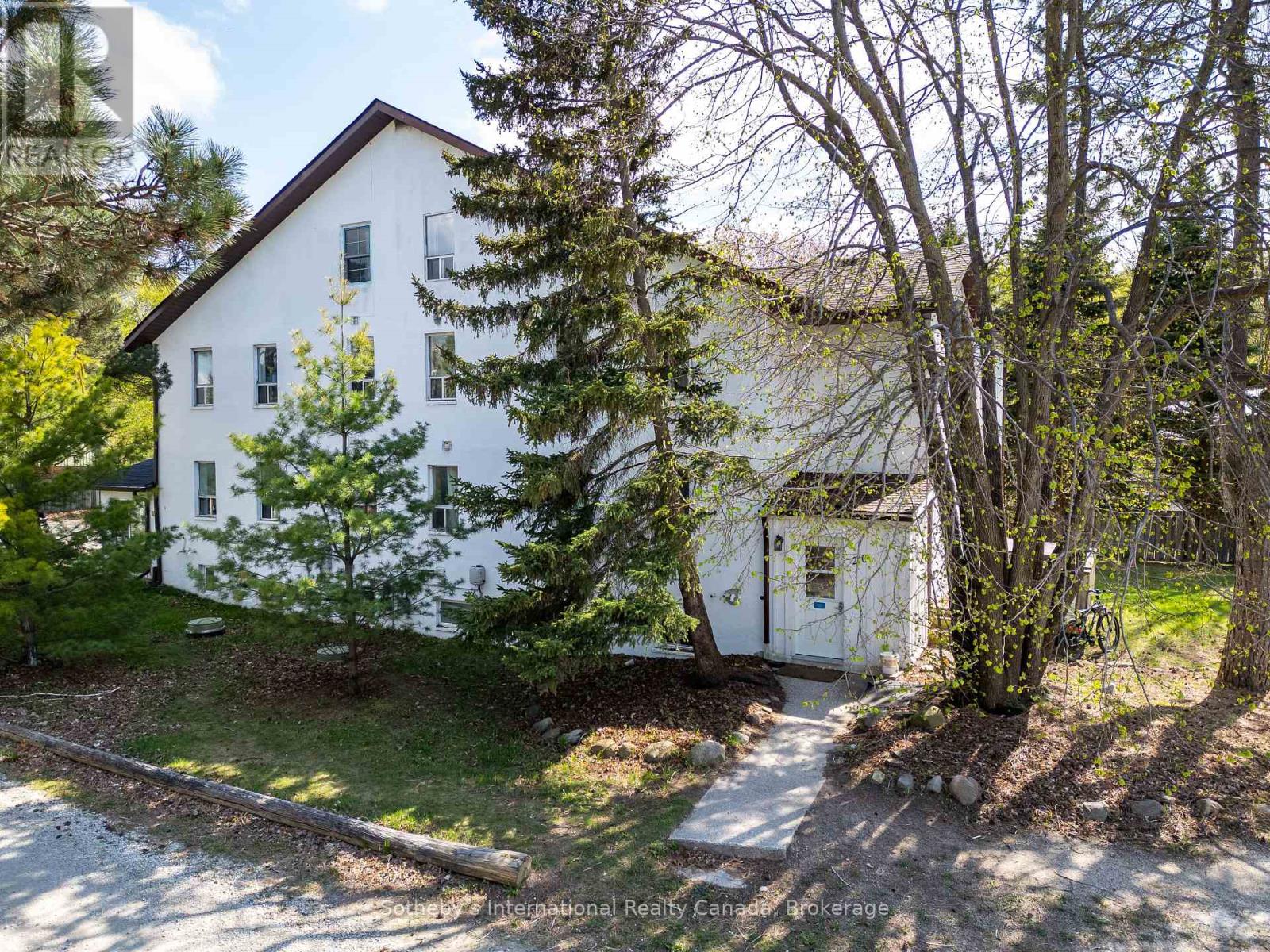 210 Arlberg Crescent, Blue Mountains, Ontario  L9Y 0M1 - Photo 1 - X12238894