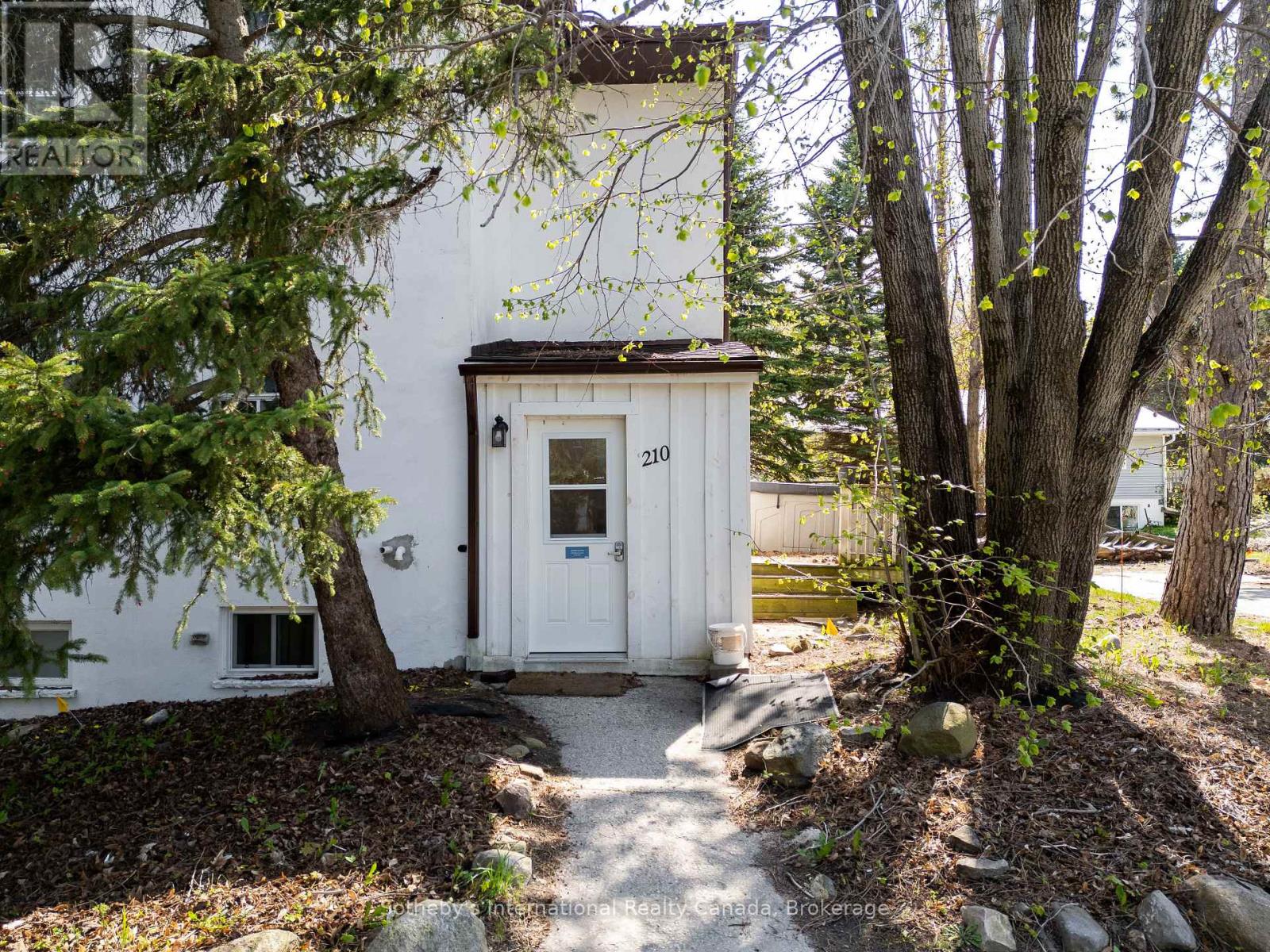 210 Arlberg Crescent, Blue Mountains, Ontario  L9Y 0M1 - Photo 2 - X12238894