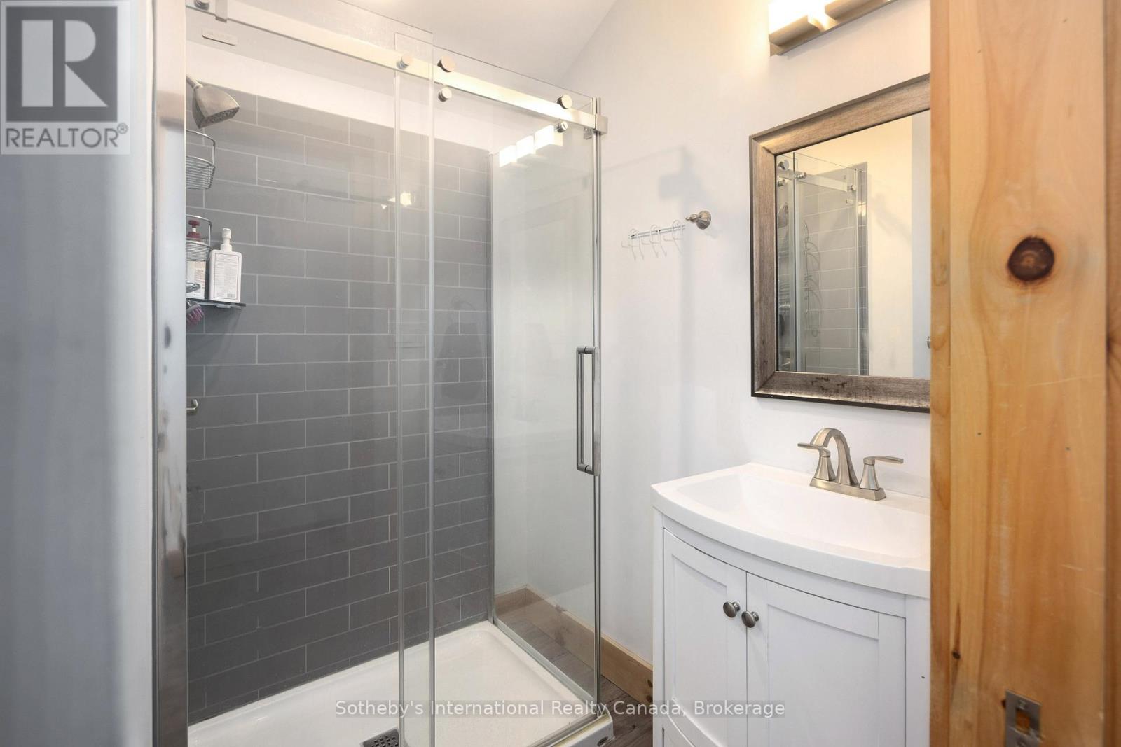 210 Arlberg Crescent, Blue Mountains, Ontario  L9Y 0M1 - Photo 24 - X12238894