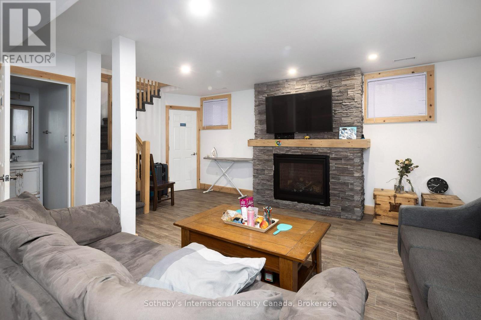 210 Arlberg Crescent, Blue Mountains, Ontario  L9Y 0M1 - Photo 25 - X12238894