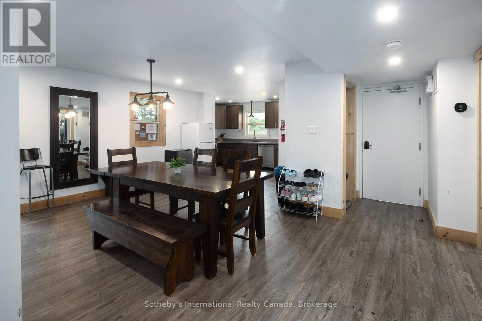 210 Arlberg Crescent, Blue Mountains, Ontario  L9Y 0M1 - Photo 4 - X12238894