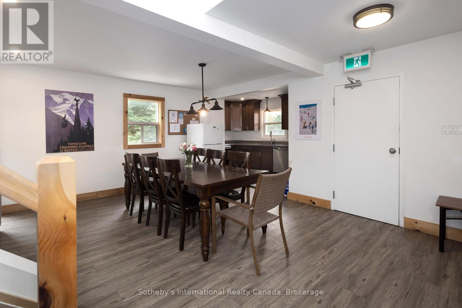 210 Arlberg Crescent, Blue Mountains, Ontario  L9Y 0M1 - Photo 14 - X12238925