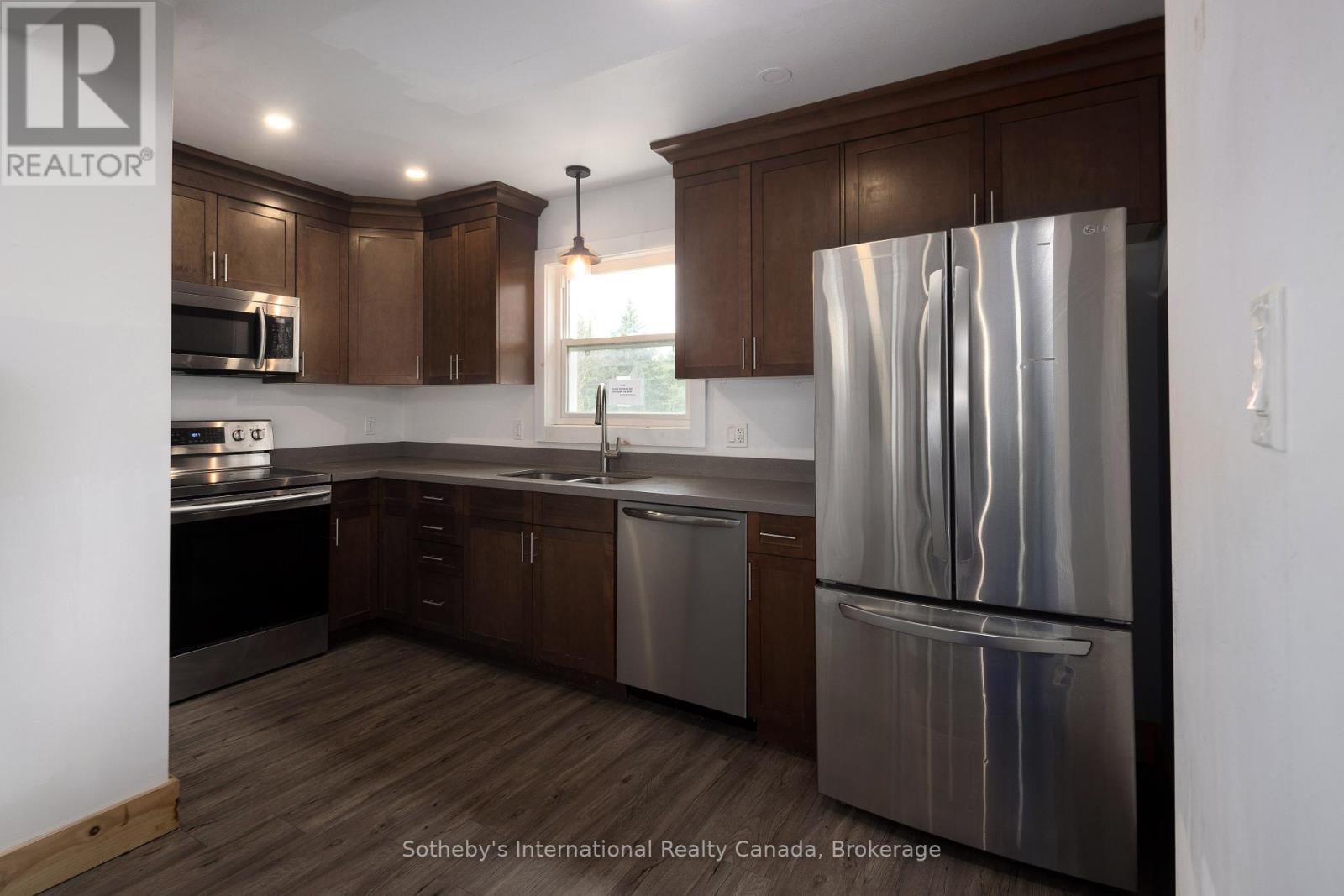 210 Arlberg Crescent, Blue Mountains, Ontario  L9Y 0M1 - Photo 15 - X12238925