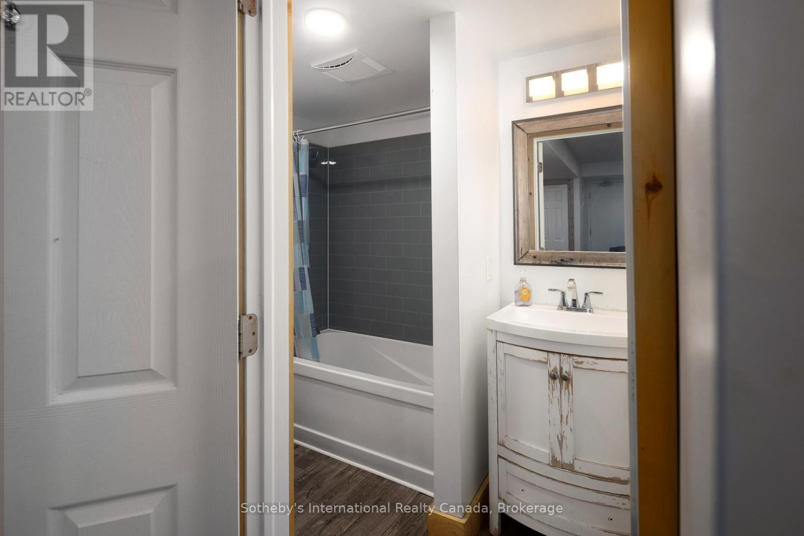 210 Arlberg Crescent, Blue Mountains, Ontario  L9Y 0M1 - Photo 27 - X12238925