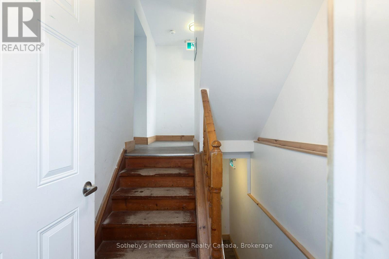 210 Arlberg Crescent, Blue Mountains, Ontario  L9Y 0M1 - Photo 3 - X12238925