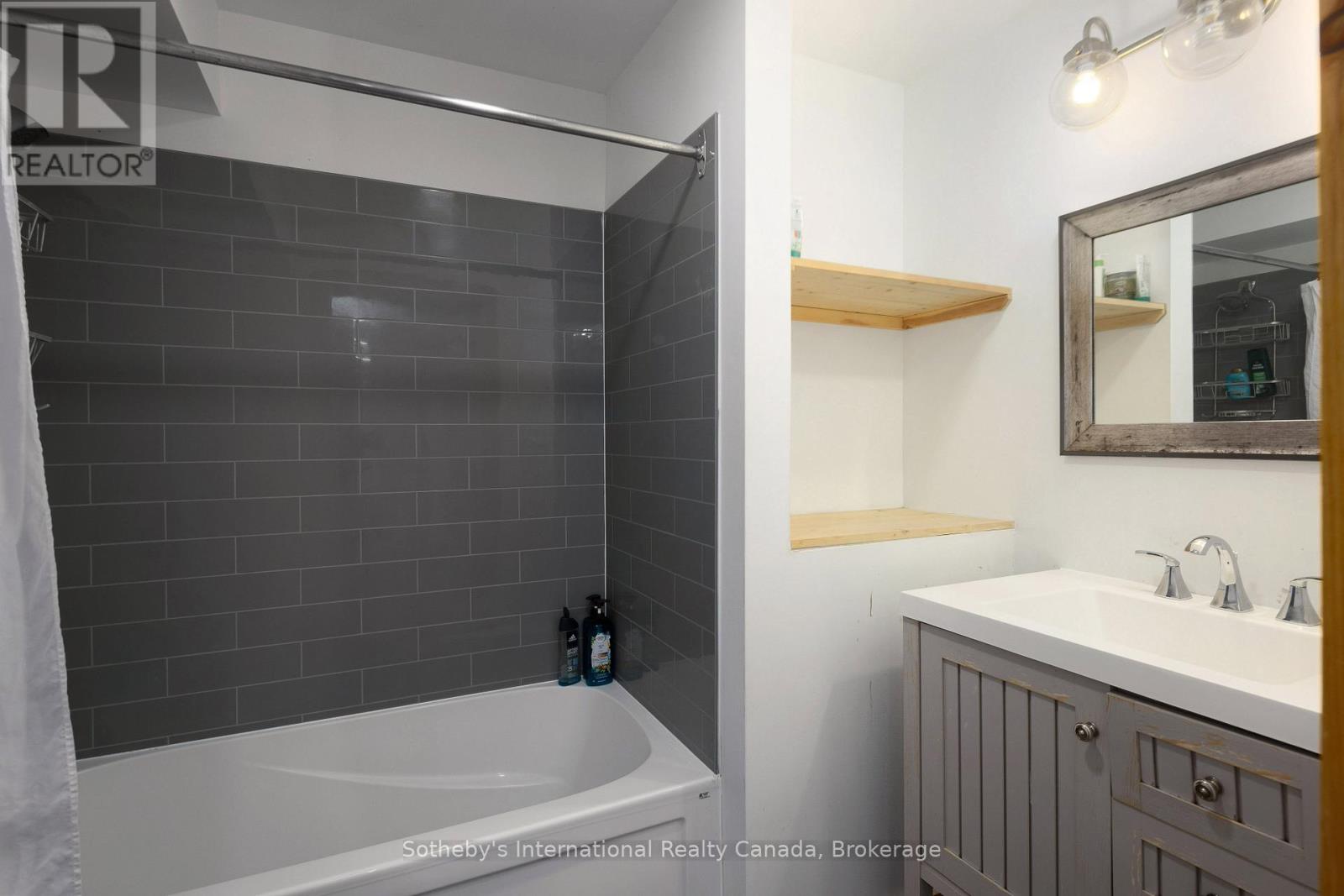 210 Arlberg Crescent, Blue Mountains, Ontario  L9Y 0M1 - Photo 8 - X12238925