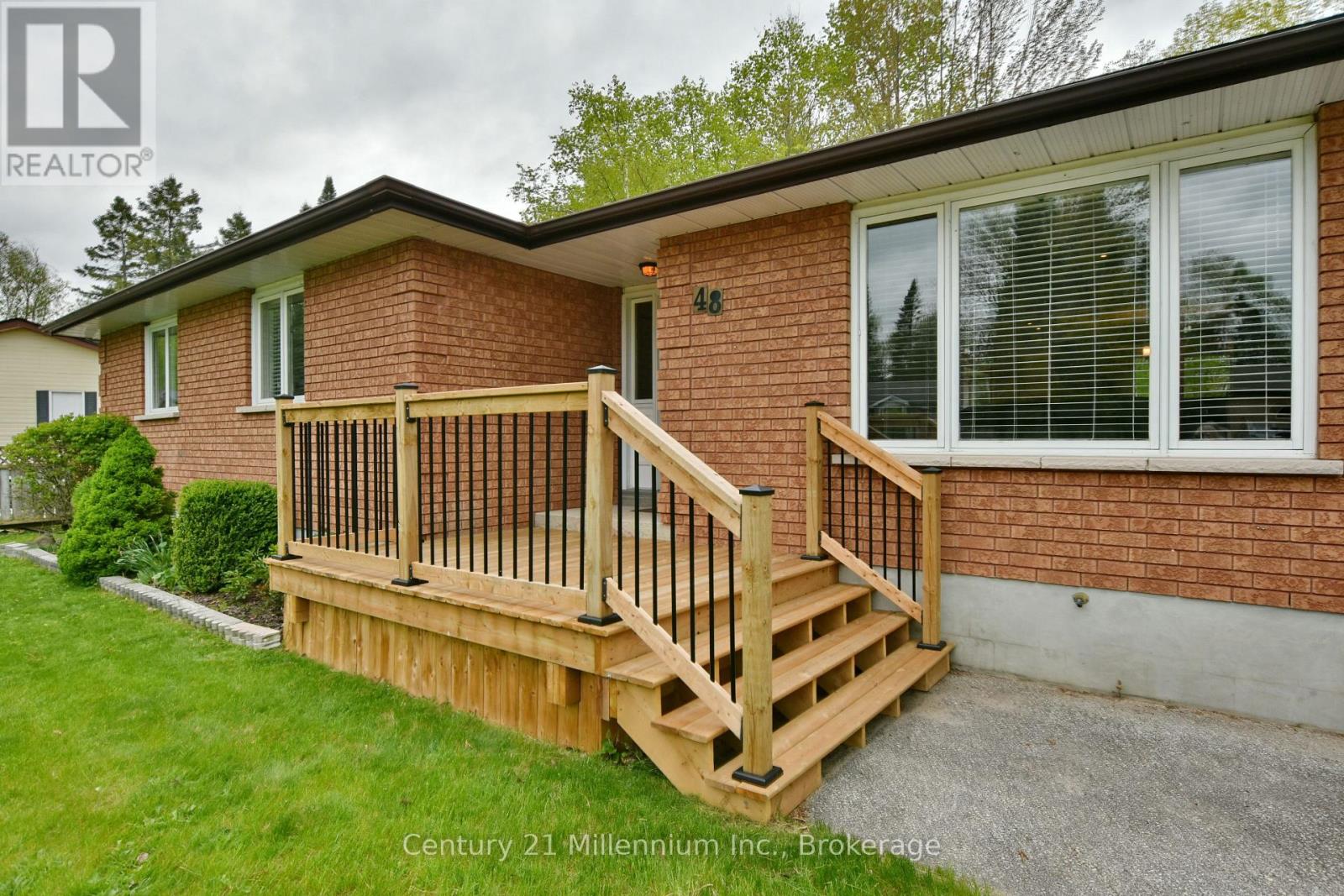 48 Indianola Crescent, Wasaga Beach, Ontario  L9Z 2W3 - Photo 2 - S12239889