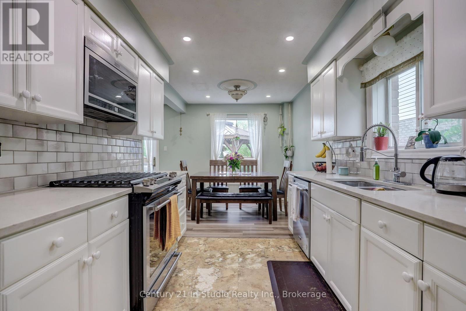 716 Mackendrick Drive, Kincardine, Ontario  N2Z 3A4 - Photo 14 - X12240590