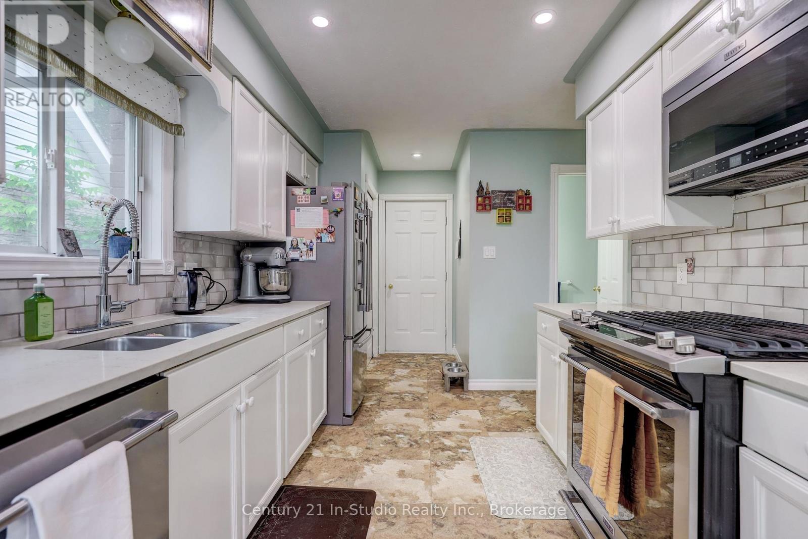 716 Mackendrick Drive, Kincardine, Ontario  N2Z 3A4 - Photo 16 - X12240590
