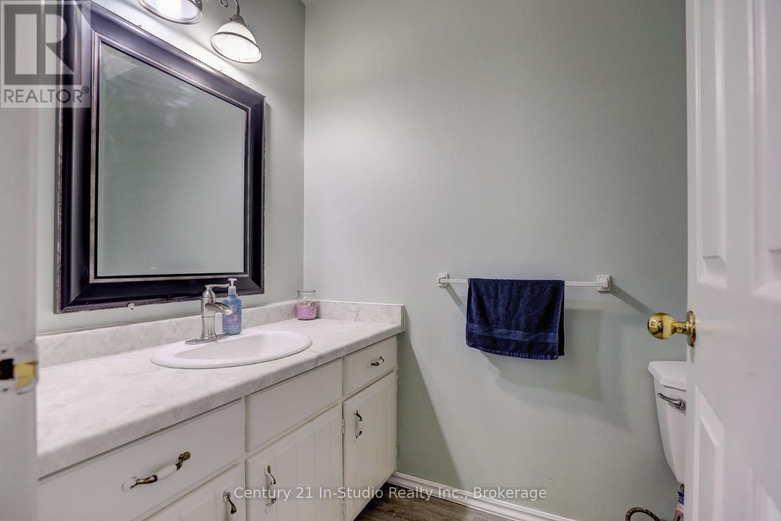 716 Mackendrick Drive, Kincardine, Ontario  N2Z 3A4 - Photo 17 - X12240590