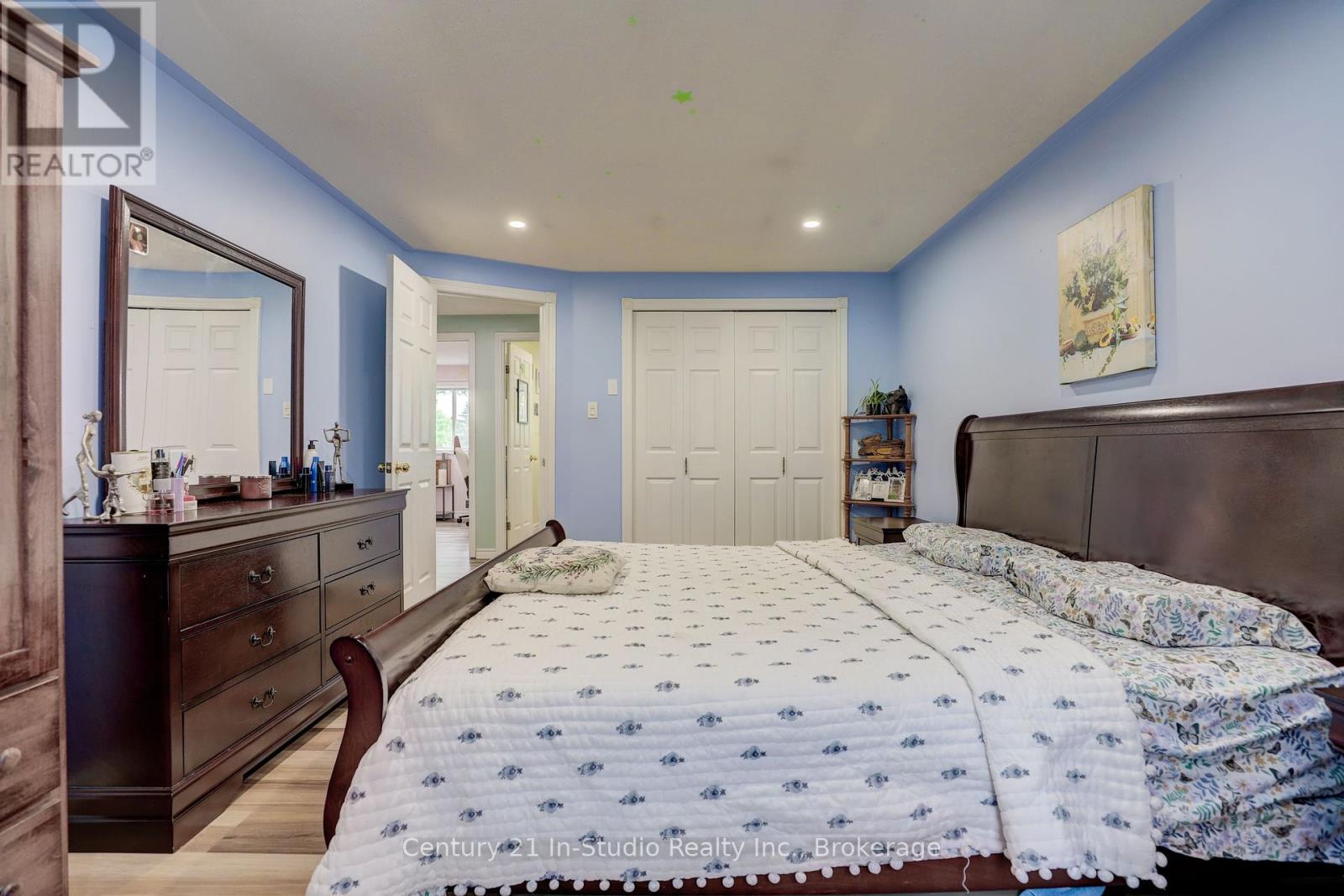 716 Mackendrick Drive, Kincardine, Ontario  N2Z 3A4 - Photo 18 - X12240590