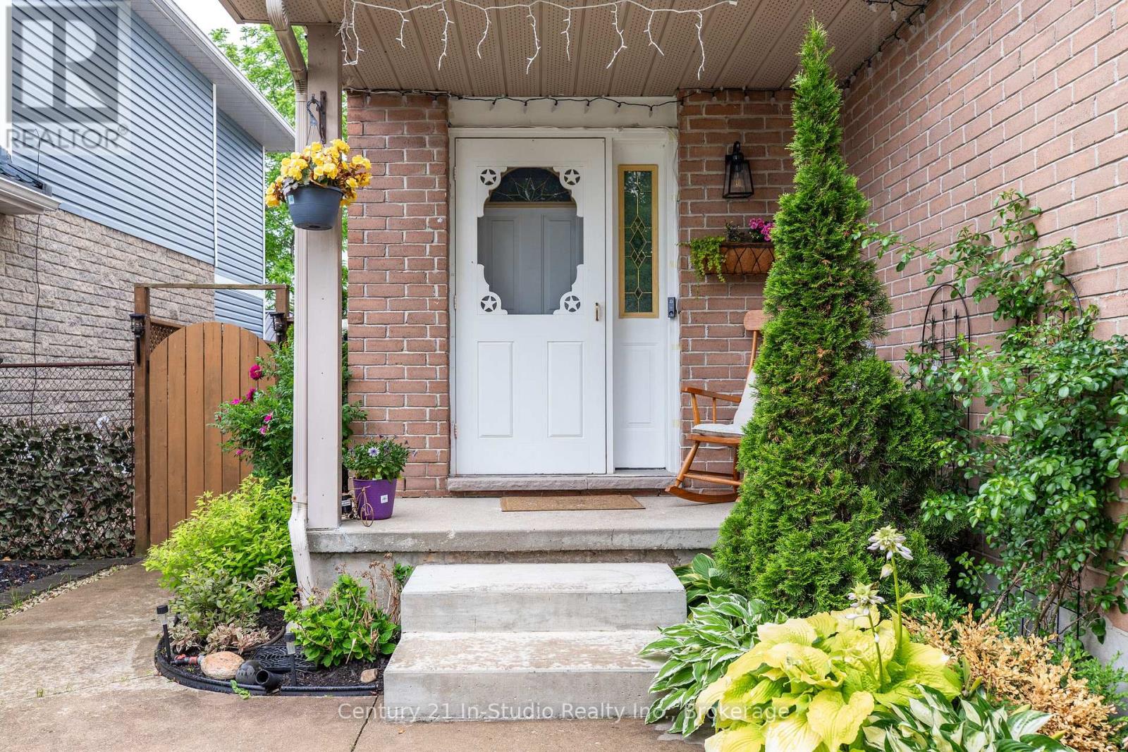 716 Mackendrick Drive, Kincardine, Ontario  N2Z 3A4 - Photo 3 - X12240590