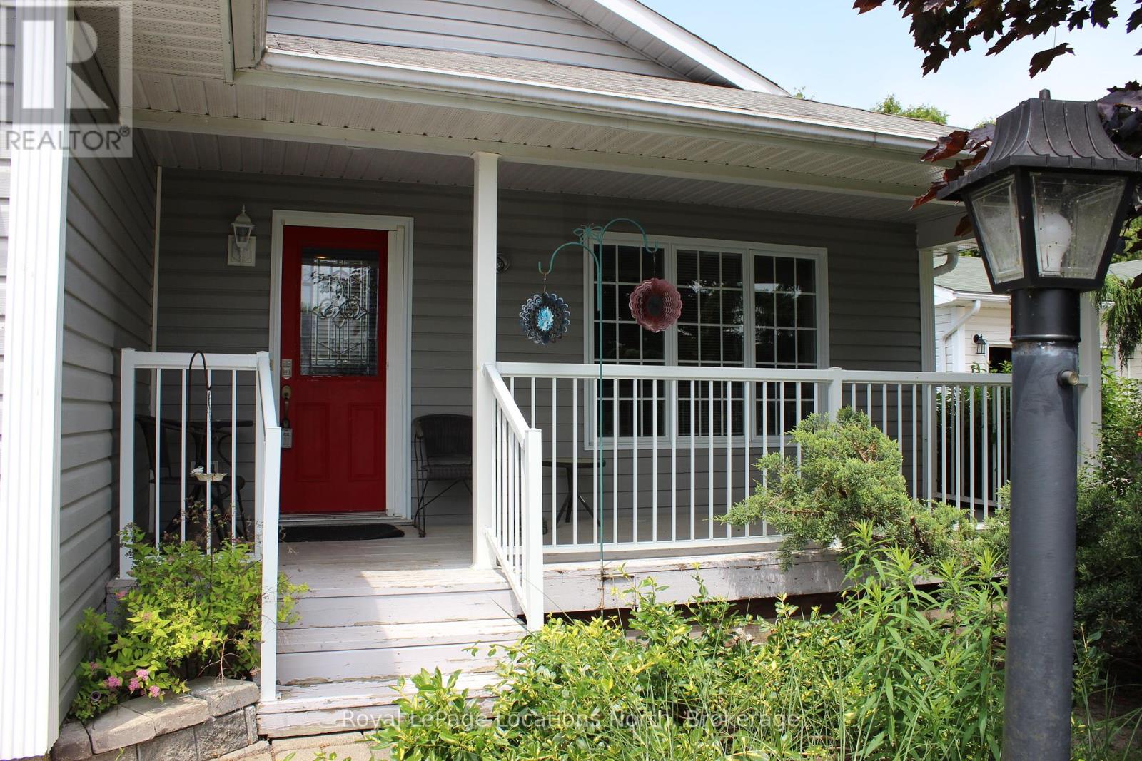 9 Pennsylvania Avenue, Wasaga Beach, Ontario  L9Z 3A8 - Photo 2 - S12240745