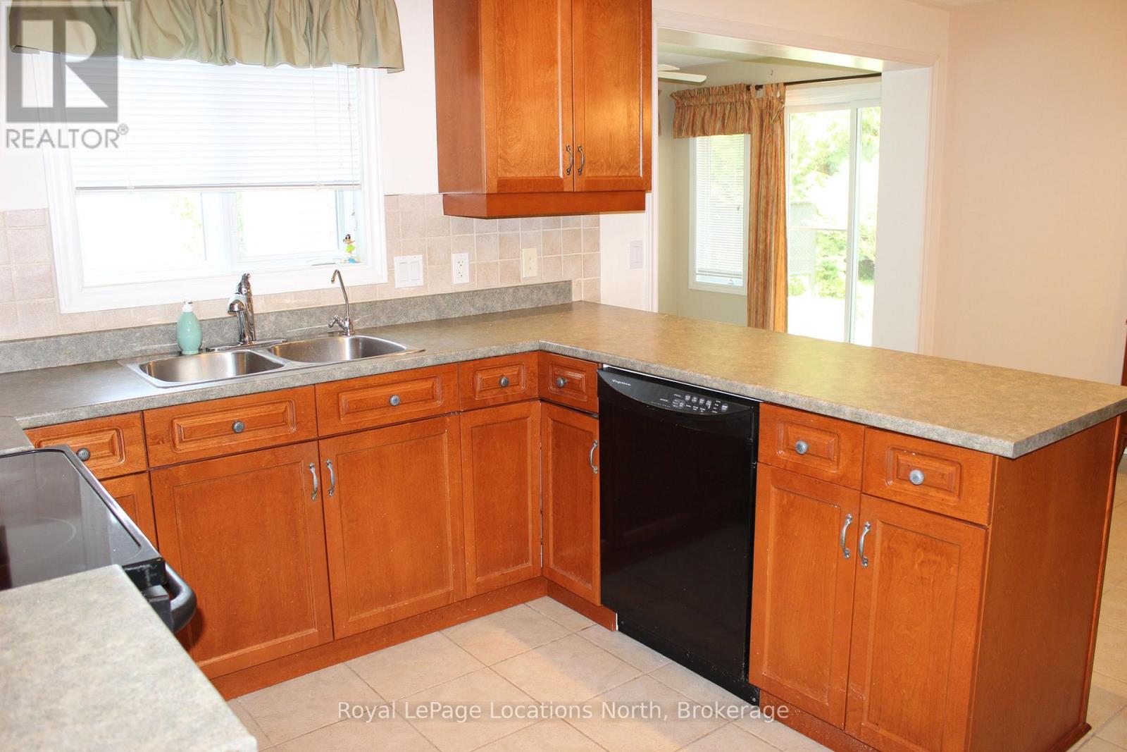 9 Pennsylvania Avenue, Wasaga Beach, Ontario  L9Z 3A8 - Photo 7 - S12240745