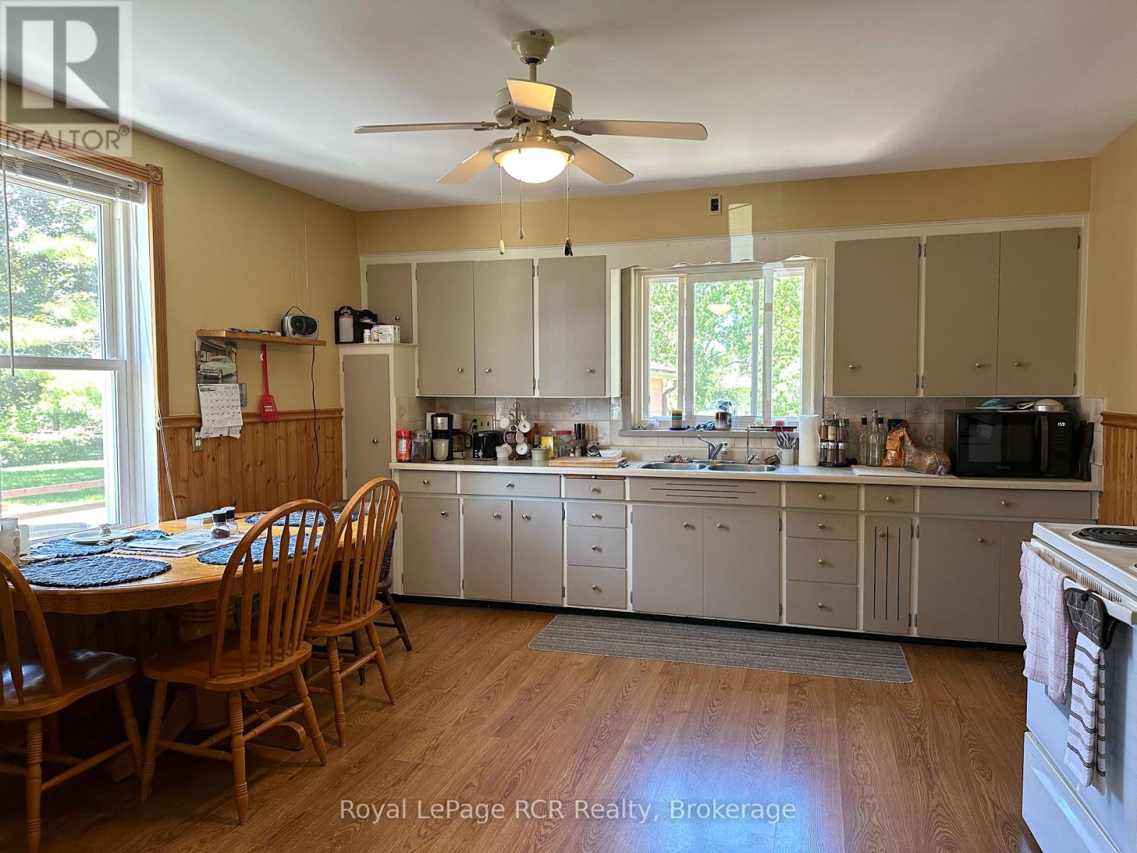 442 11th Street, Hanover, Ontario  N4N 1S7 - Photo 13 - X12240719