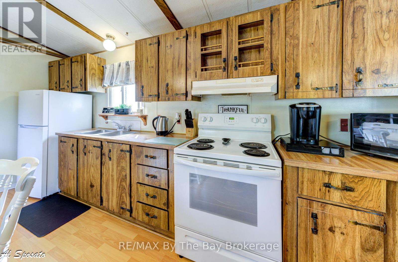 76 Georgian Glen Drive, Wasaga Beach, Ontario  L9Z 1K7 - Photo 17 - S12240980